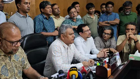সাংবাদিকদের দাবির মুখে রাবির জিয়া হলের প্রভোস্টকে অব্যাহতি