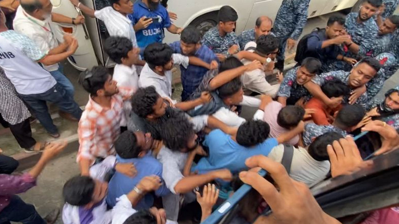 ববি শিক্ষার্থীদের ওপর নৌবাহিনীর হামলার অভিযোগ