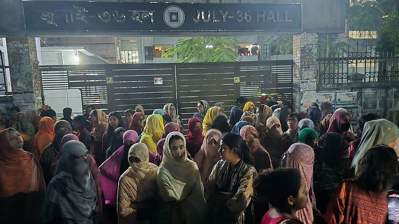 শিক্ষার্থীদের ‘যৌনকর্মী’ বলা ছাত্রদল নেতাকে বহিষ্কারের দাবিতে বিক্ষোভ