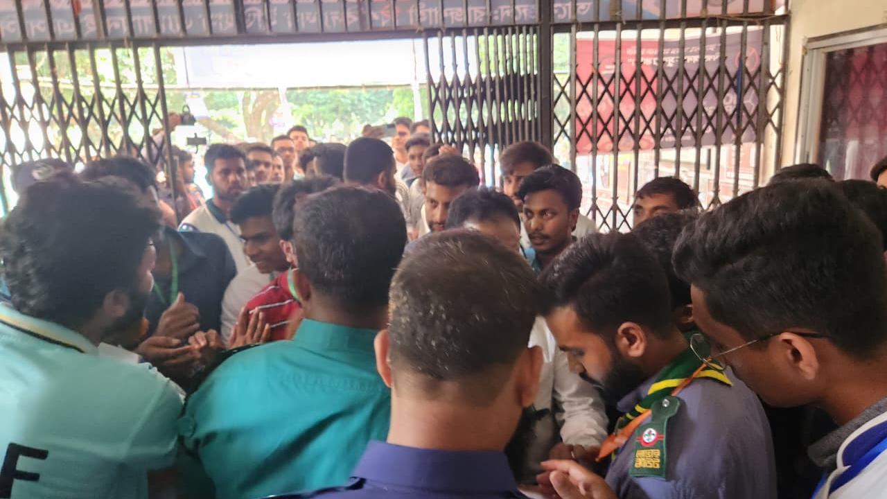 বহিরাগত নিয়ে শহিদুল্লাহ হলে ছাত্রদলের ভিপি প্রার্থী, শিক্ষার্থীদের প্রতিবাদ