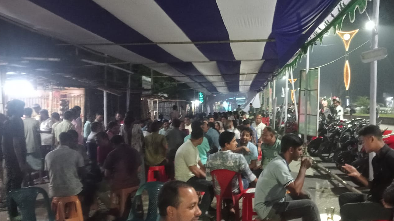রাবির গেটের সামনে বিএনপি-জামায়াতের অবস্থান