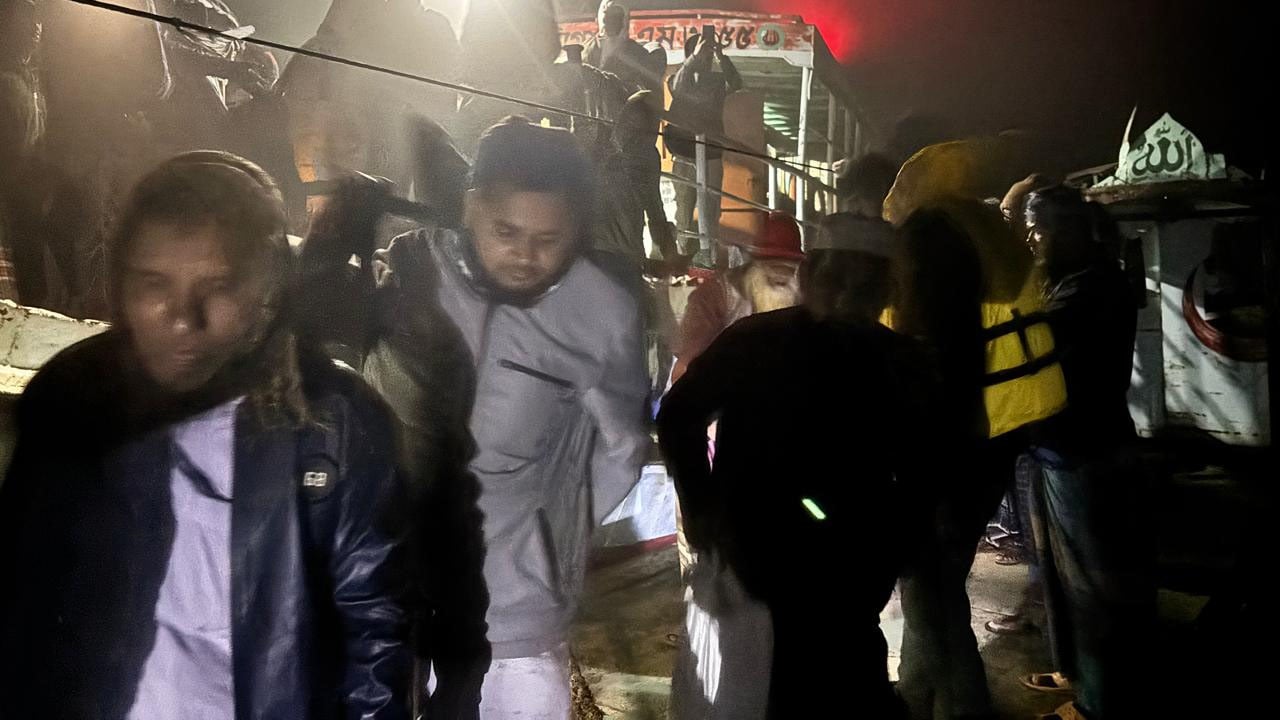 দিক হারিয়ে পদ্মার চরে লঞ্চ, তিন ঘণ্টা পর শতাধিক যাত্রী উদ্ধার