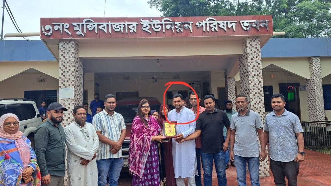 পলাতক আসামির থেকে ক্রেস্ট নিলেন ইউএনও, তোলপাড়