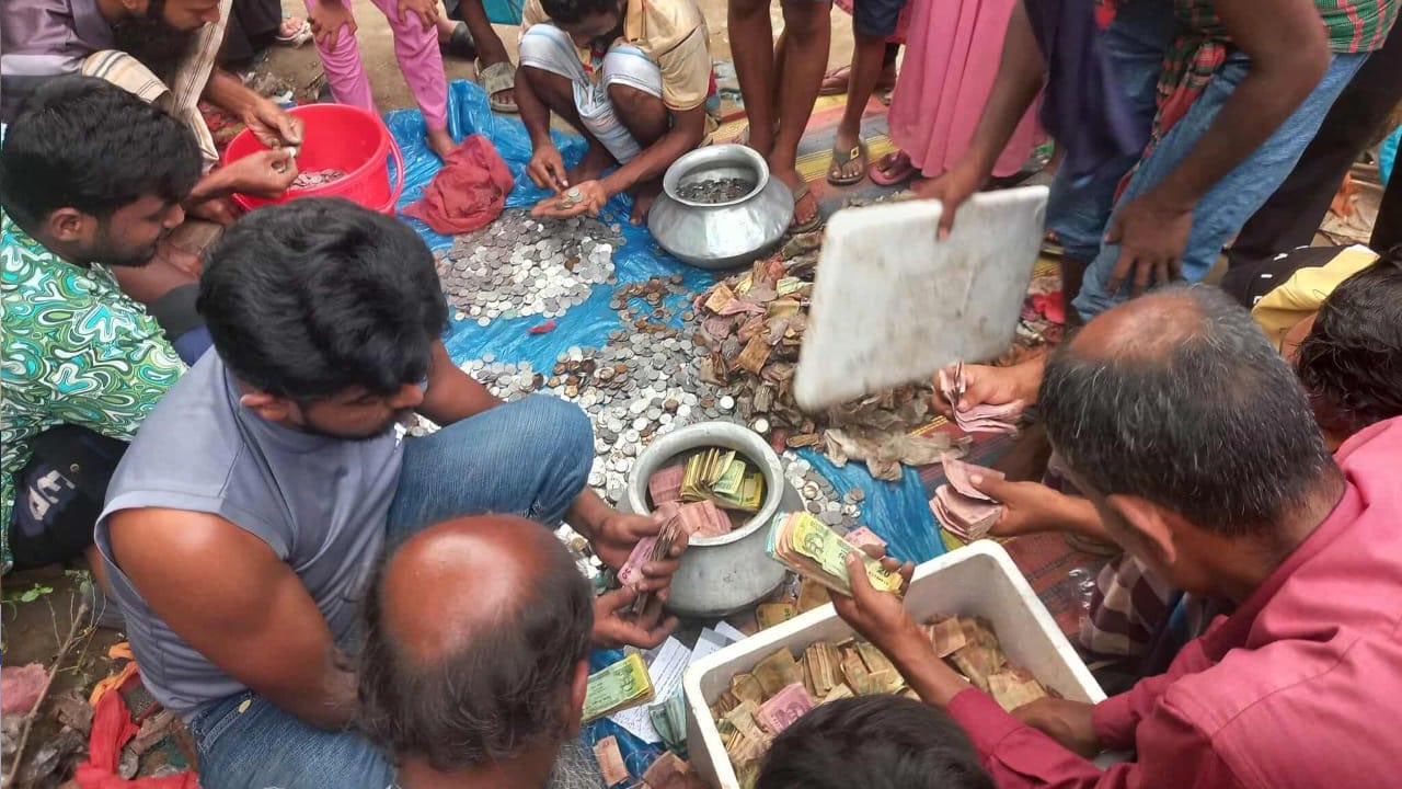 ভিক্ষুকের ঘর থেকে মিললো দুই বস্তা টাকা