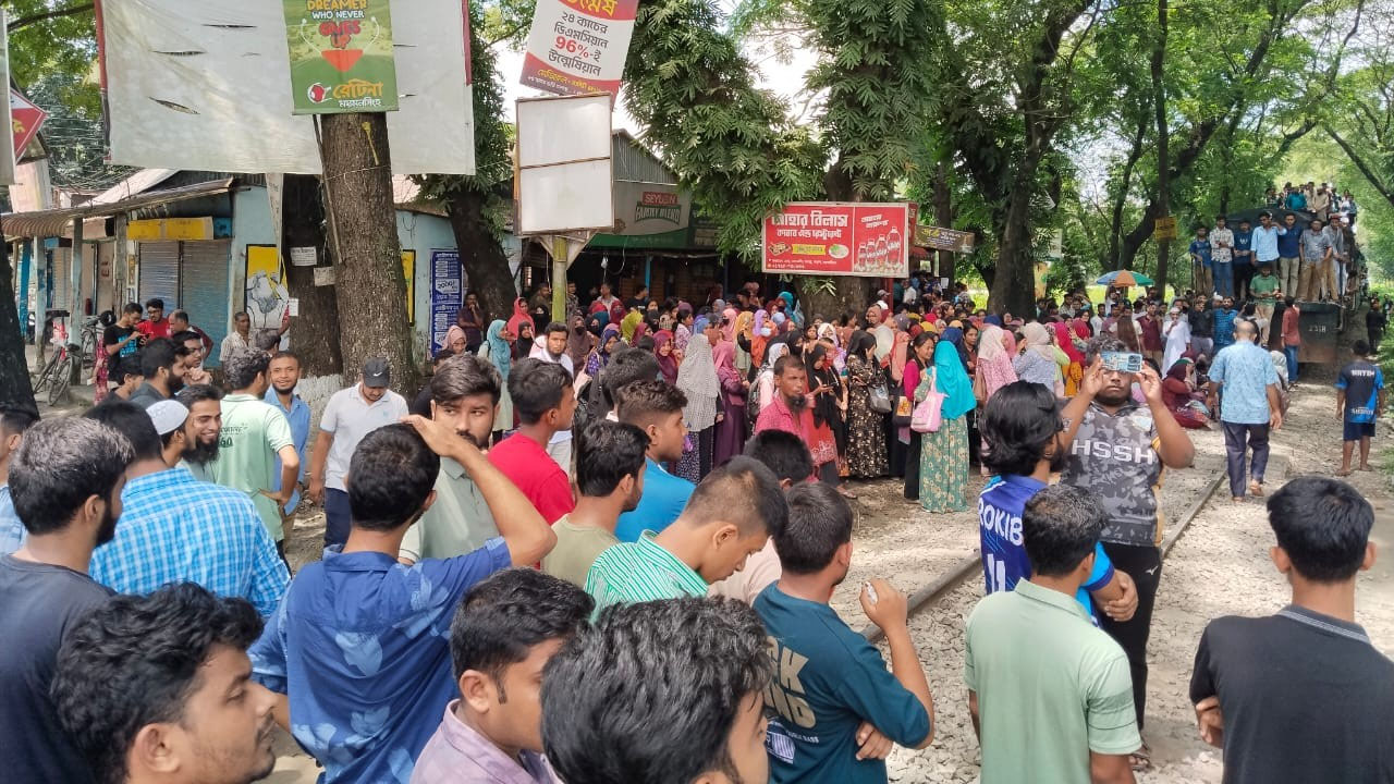 ময়মনসিংহে রেলপথ অবরোধ, যোগাযোগ বন্ধ