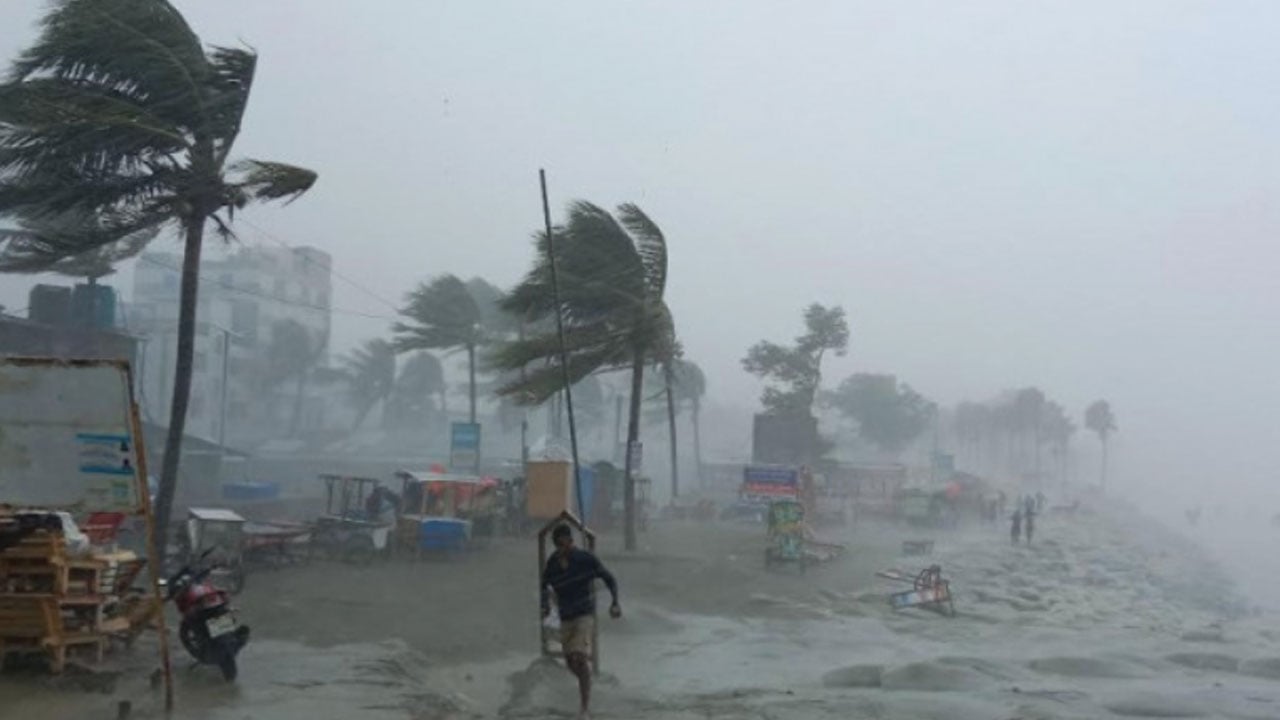 মৌসুমী নিম্নচাপের প্রভাবে উপকূলে বৃষ্টি বাড়বে কাল থেকে