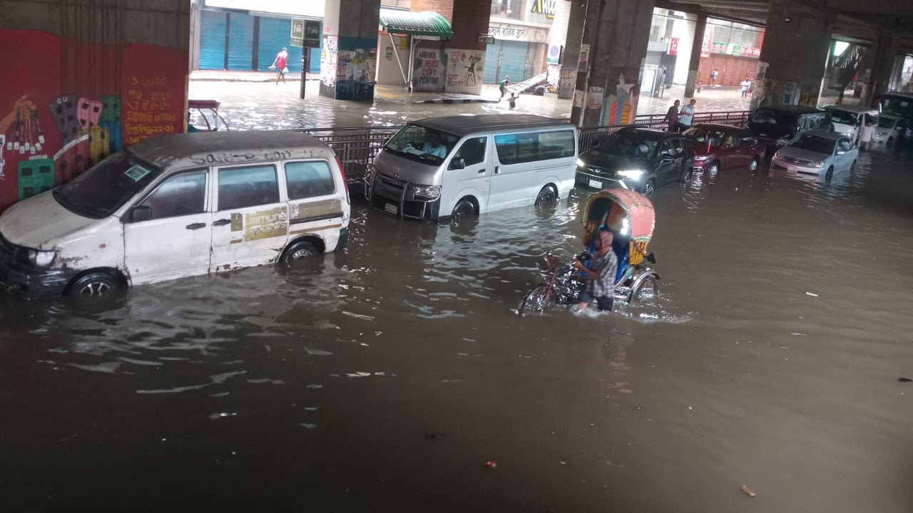 দেড় দশকে রেকর্ড বৃষ্টি, ডুবেছে ঢাকা