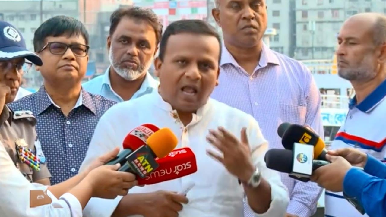 সদরঘাট পরিদর্শনে নৌপরিবহন প্রতিমন্ত্রী: ৩ লঞ্চকে জরিমানা, আটক ৪৩