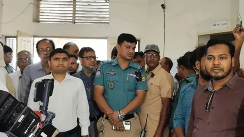 ঘেরাও করে পদত্যাগপত্রে সই, ম্যাজিস্ট্রেটের উপস্থিতিতে খুলল উপাচার্যের কক্ষ