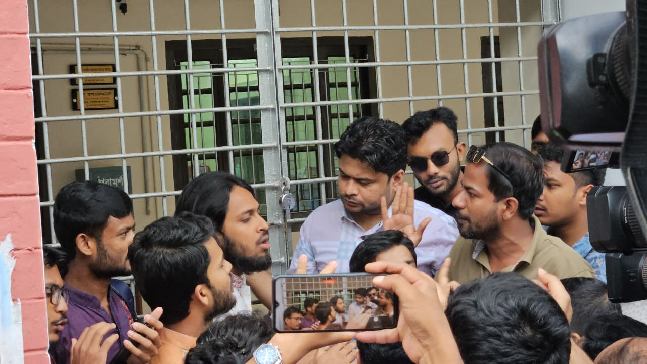 নির্বাচনি নথিপত্র ছিনিয়ে নিয়ে রাকসু কার্যালয়ে ছাত্রদলের তালা