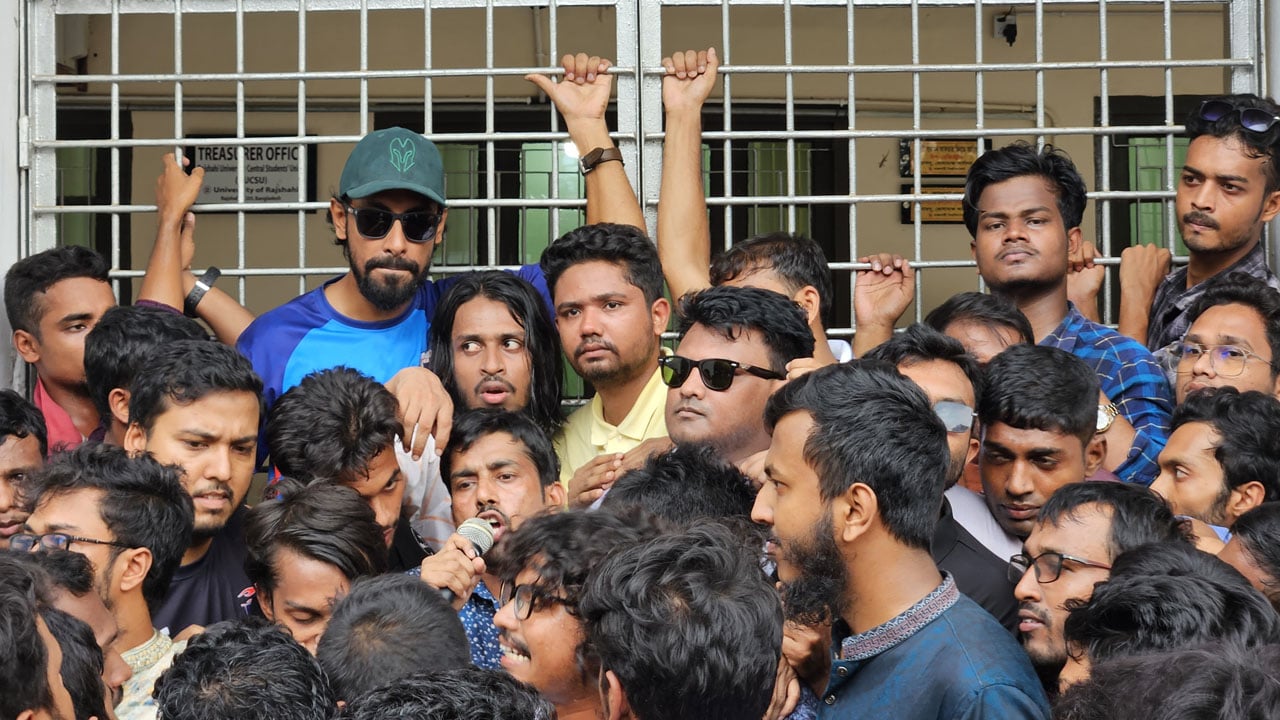 মনোনয়নপত্র বিতরণের শেষ দিনে ছাত্রদলে পণ্ড রাকসুর নির্বাচনি কার্যক্রম
