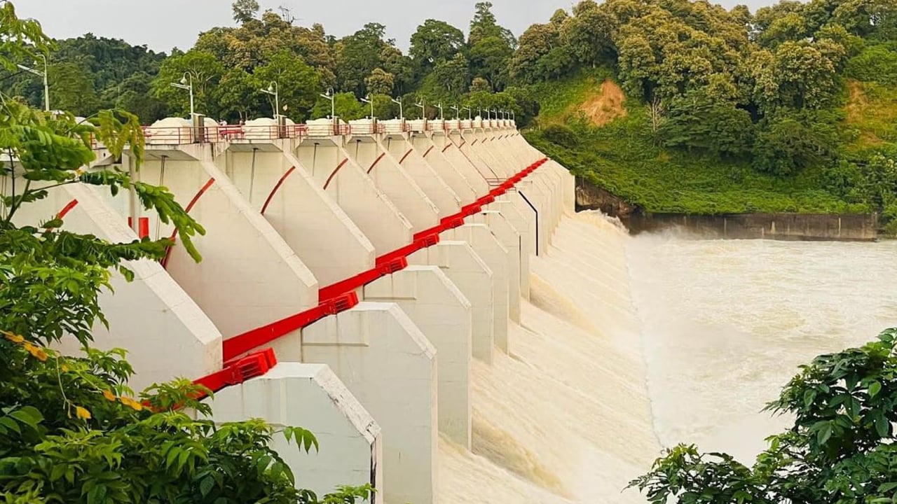 মধ্যরাতে খুললো কাপ্তাই হ্রদের ১৬টি কপাট