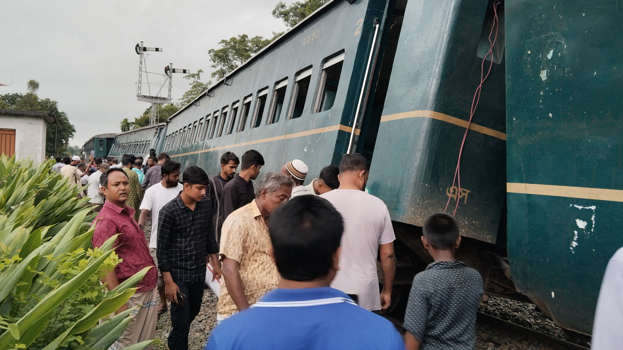 পদ্মরাগের ৫ বগি লাইনচ্যুত, বেঁচে গেল কয়েক’শ মানুষ