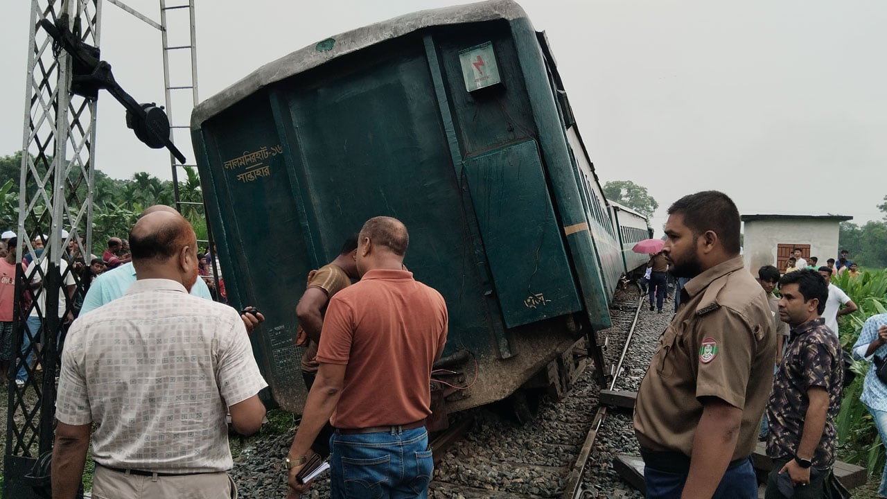 পদ্মরাগের পাঁচ বগি লাইনচ্যুত, ৪ ঘণ্টা পর উদ্ধার কাজ শুরু