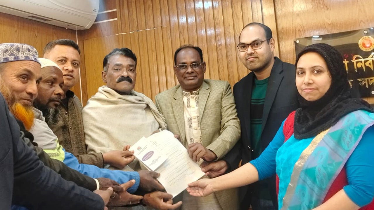 পঞ্চগড়ের দুটি আসনে রাশেদ প্রধানের পক্ষে মনোনয়নপত্র সংগ্রহ