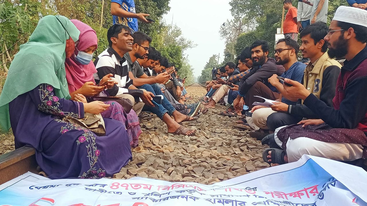 ছয় ঘন্টা পর রেল অবরোধ প্রত্যাহার রাবি শিক্ষার্থীদের