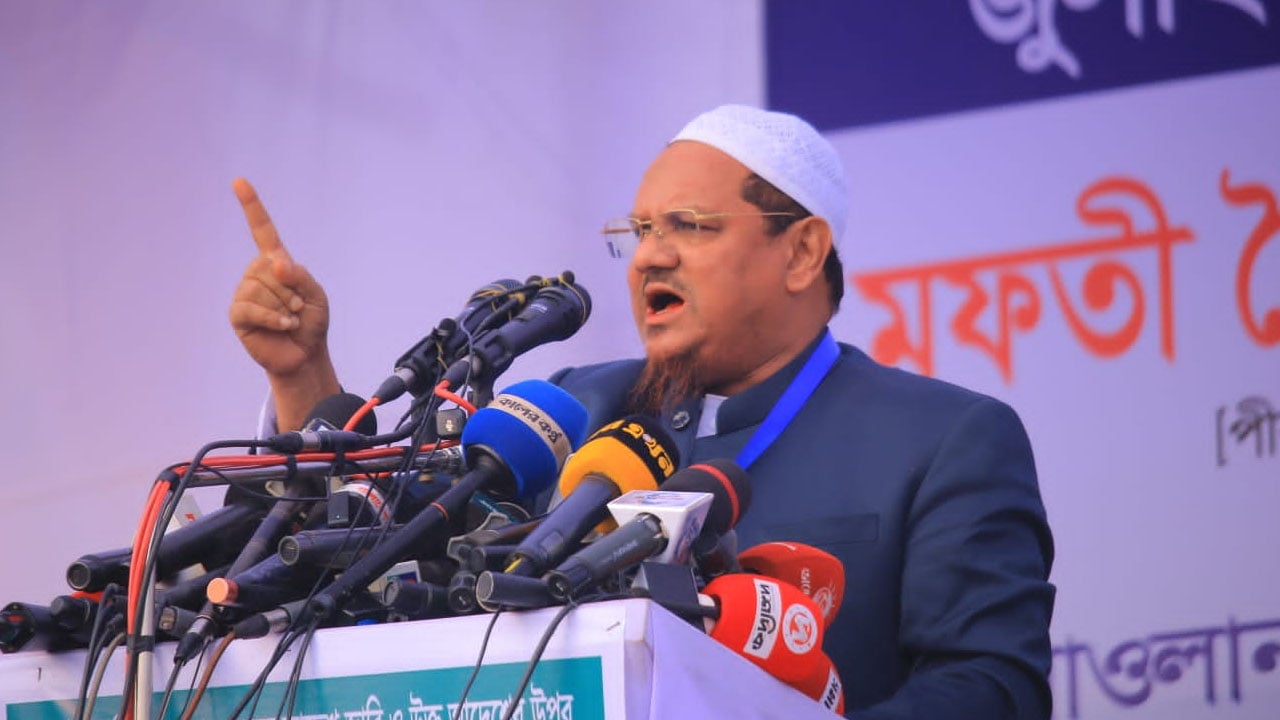 ‘পালায় না’ বলা হাসিনা রান্না করা ভাতও খেয়ে যেতে পারেনি: চরমোনাই পীর