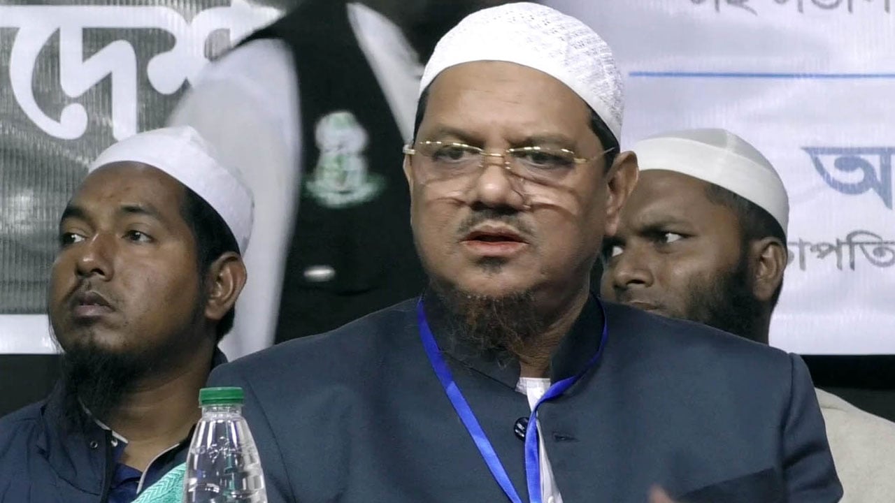 যেই উপদেষ্টাদের দেশপ্রেম নেই, তাদের পদত্যাগ করা উচিত: চরমোনাই পীর