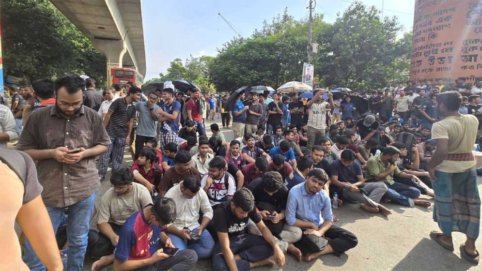তিন দাবিতে প্রকৌশল শিক্ষার্থীদের শাহবাগ অবরোধ