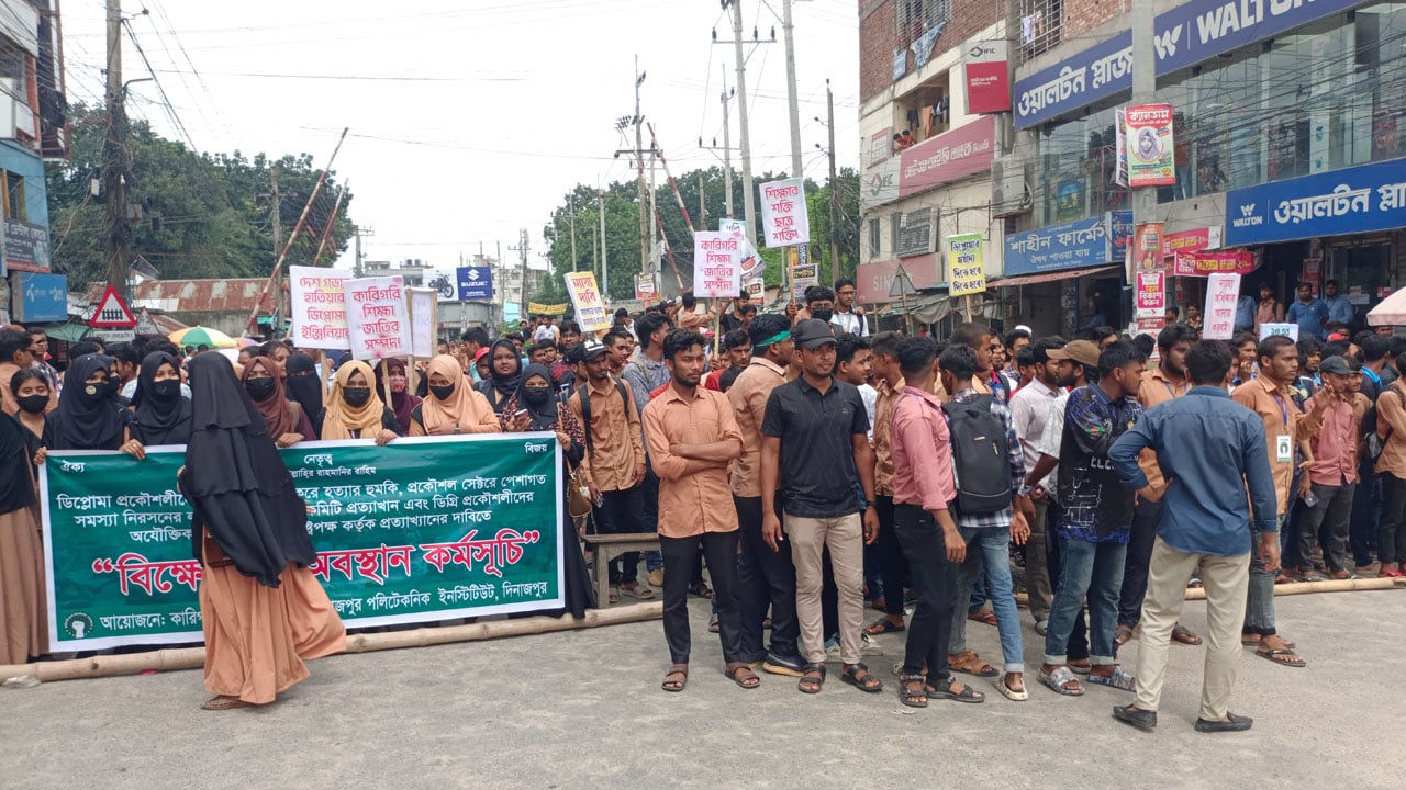 দিনাজপুরে চার ঘণ্টা পর রেলপথ ও সড়ক অবরোধ প্রত্যাহার