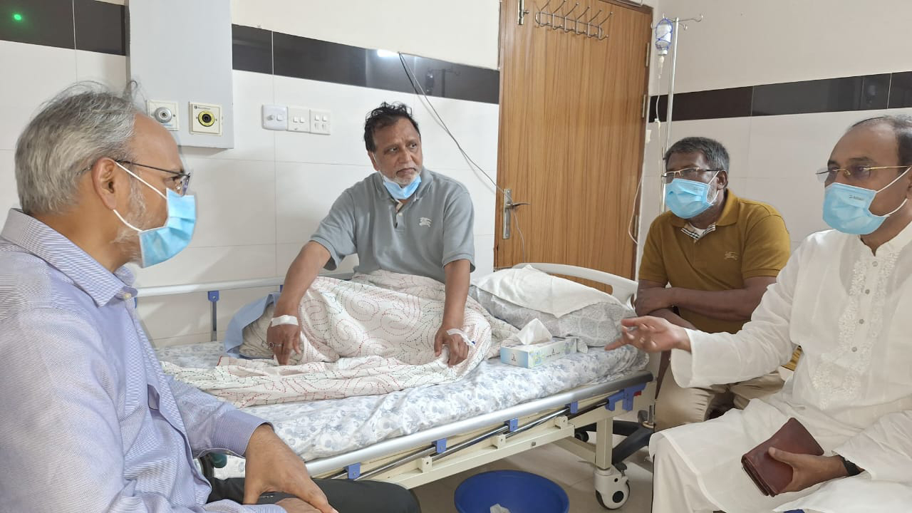 বীর মুক্তিযোদ্ধা আবদুস সালামকে দেখতে হাসপাতালে ডা. রফিক
