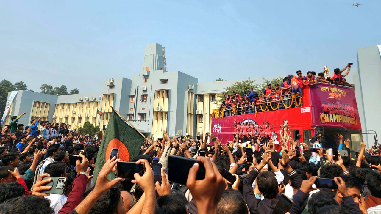 বিপিএলের ট্রফি নিয়ে রাবিতে ছাদখোলা বাসে এলেন শান্ত–মুশফিকেরা