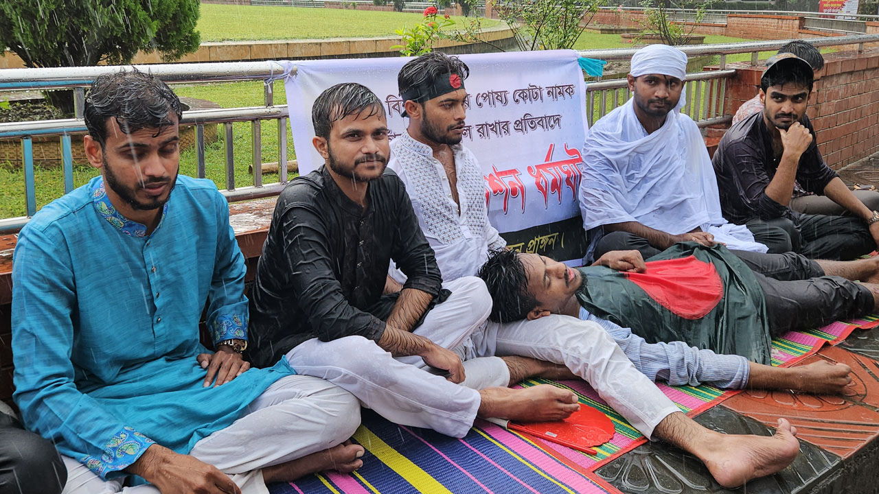রাবিতে ২০ ঘণ্টা ধরে অনশনে দুই শিক্ষার্থী হাসপাতালে