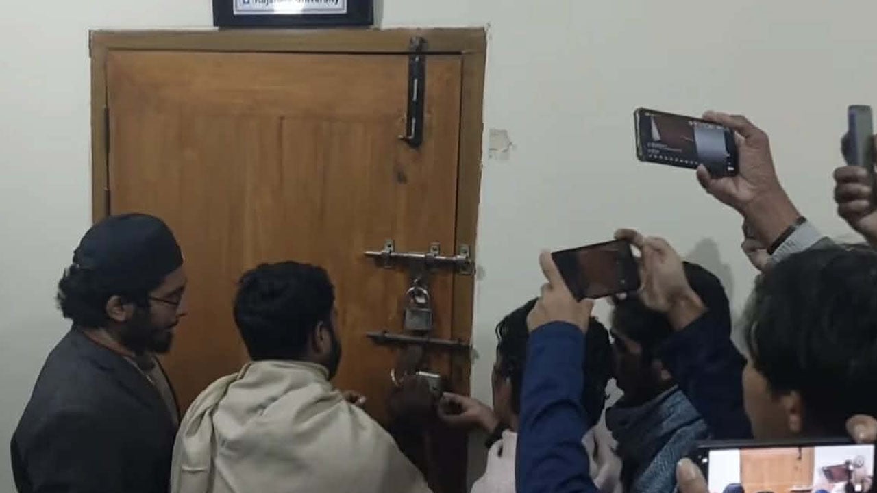 রাবিতে আওয়ামীপন্থি ৬ ডিনের অফিসে শিক্ষার্থীদের তালা