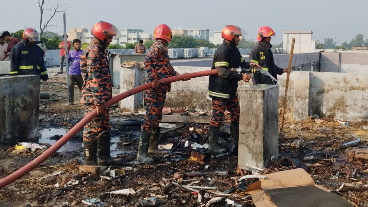 রাবির অ্যাকাডেমিক ভবনের ছাদে আগুন