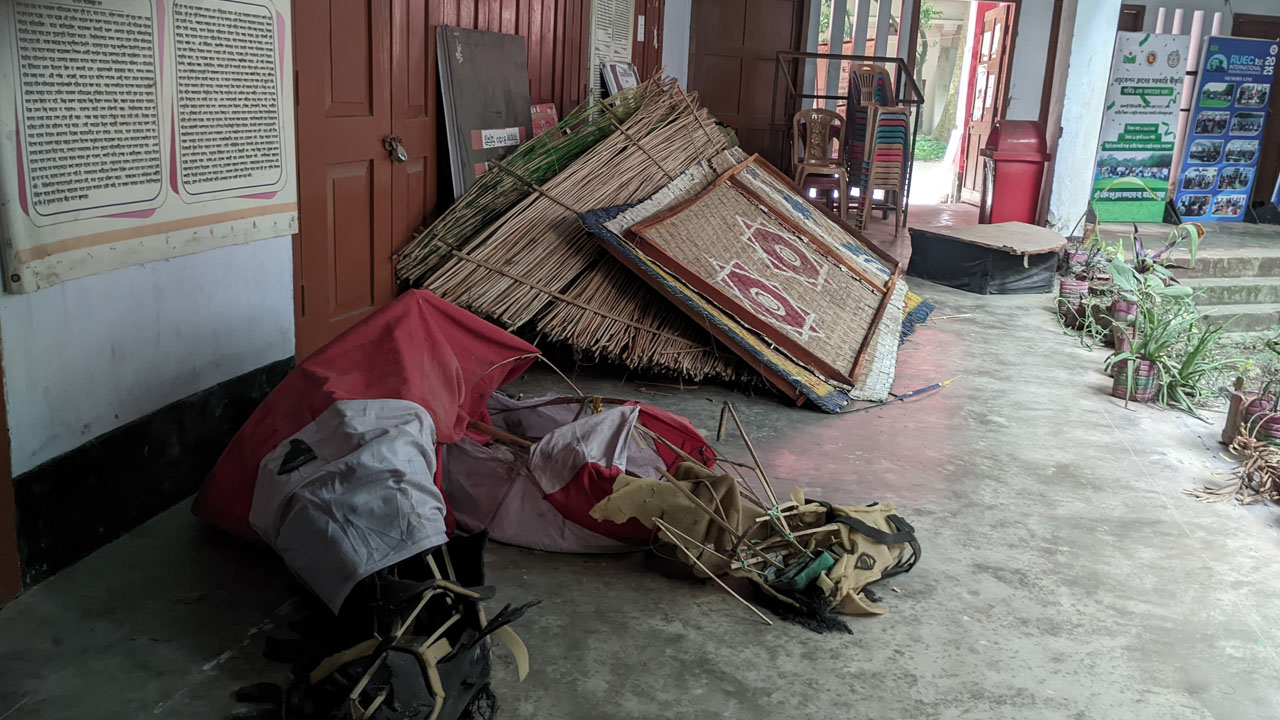 জরাজীর্ণ রাকসু ভবনে নেই নামফলক