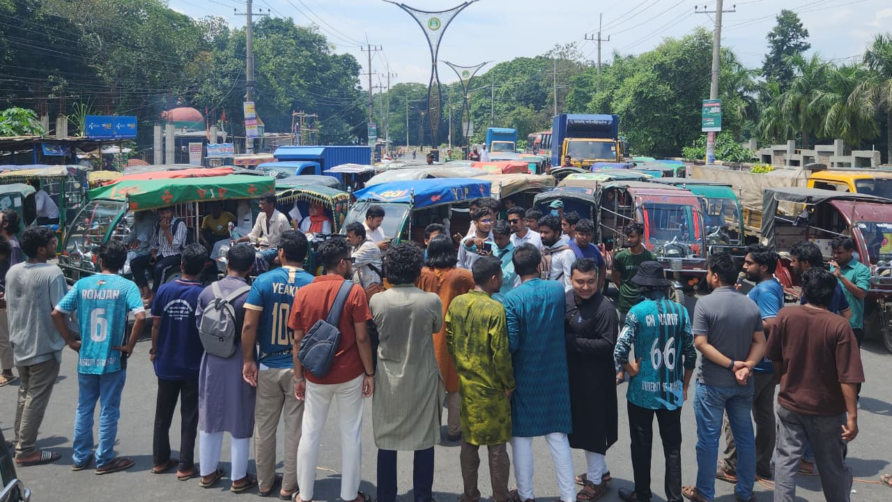 নুরের ওপর হামলার প্রতিবাদে ঢাকা-রাজশাহী মহাসড়ক অবরোধ