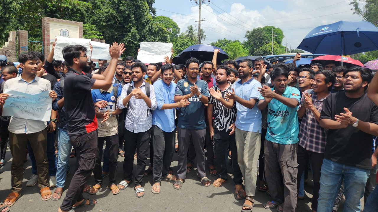 রাবি শিক্ষার্থীদের ফের মহাসড়ক অবরোধ