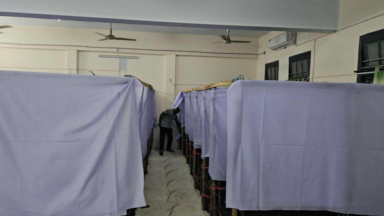 রাকসু নির্বাচন কাল: প্রস্তুত বুথ