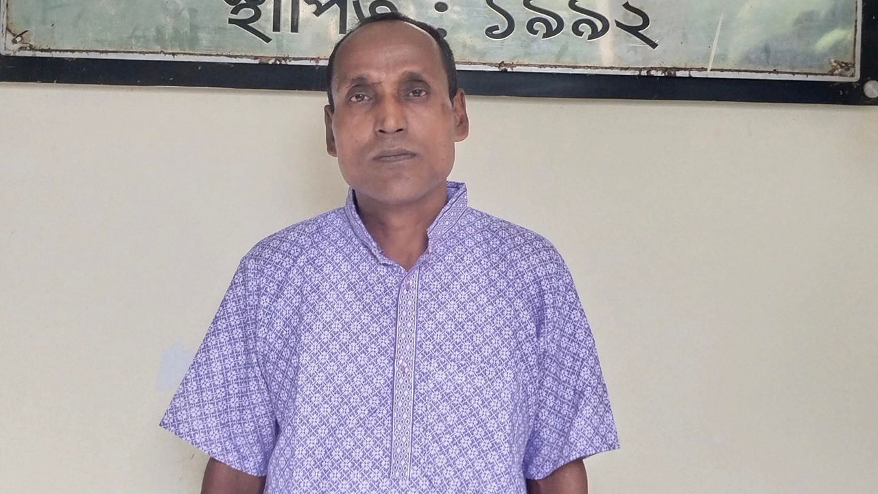 রাকসু নির্বাচনে প্রার্থী হলেন ৫১ বছরের মোর্শেদ