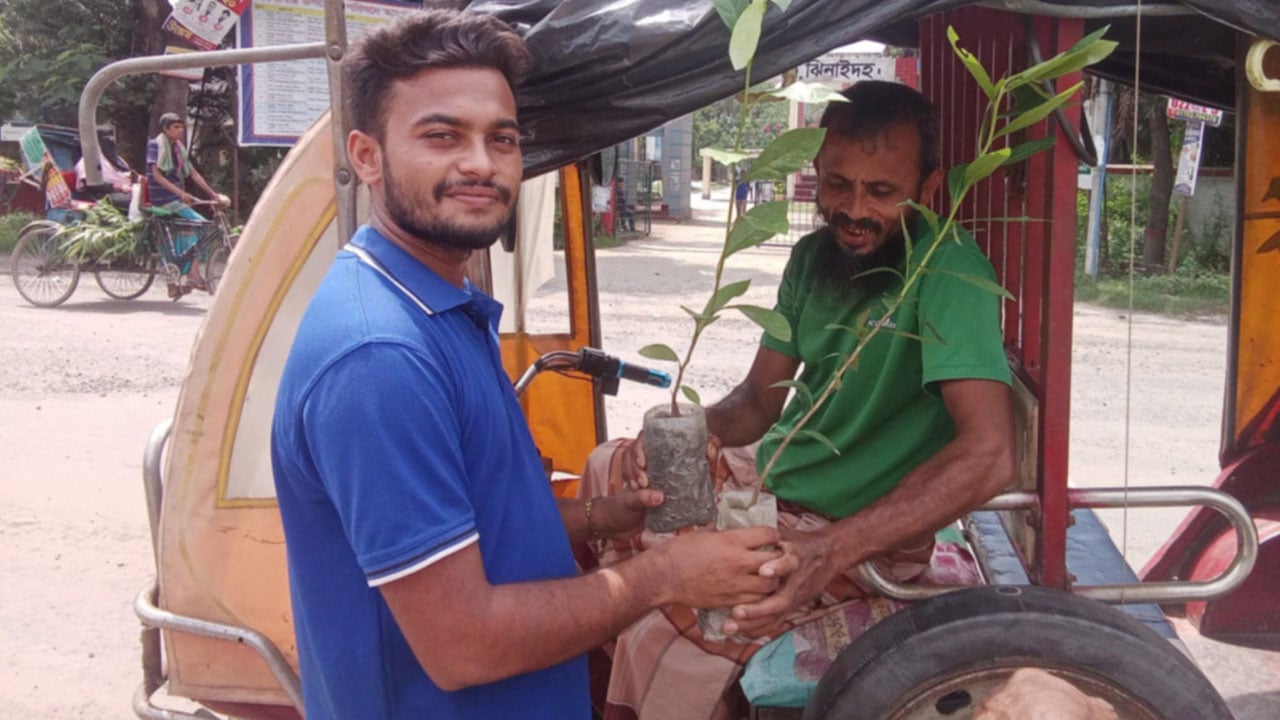 ‘যত ভোট, তত গাছ’ ব্যতিক্রমী প্রচার নিয়ে আলোচনায় আরিফুল