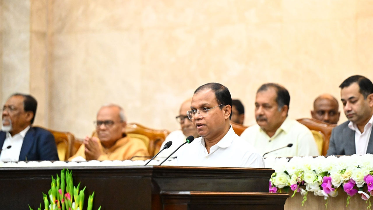 স্বৈরাচারের রেখে যাওয়া ভঙ্গুর দেশে ১৮০ দিন পার করাই সরকারের বড় অর্জন