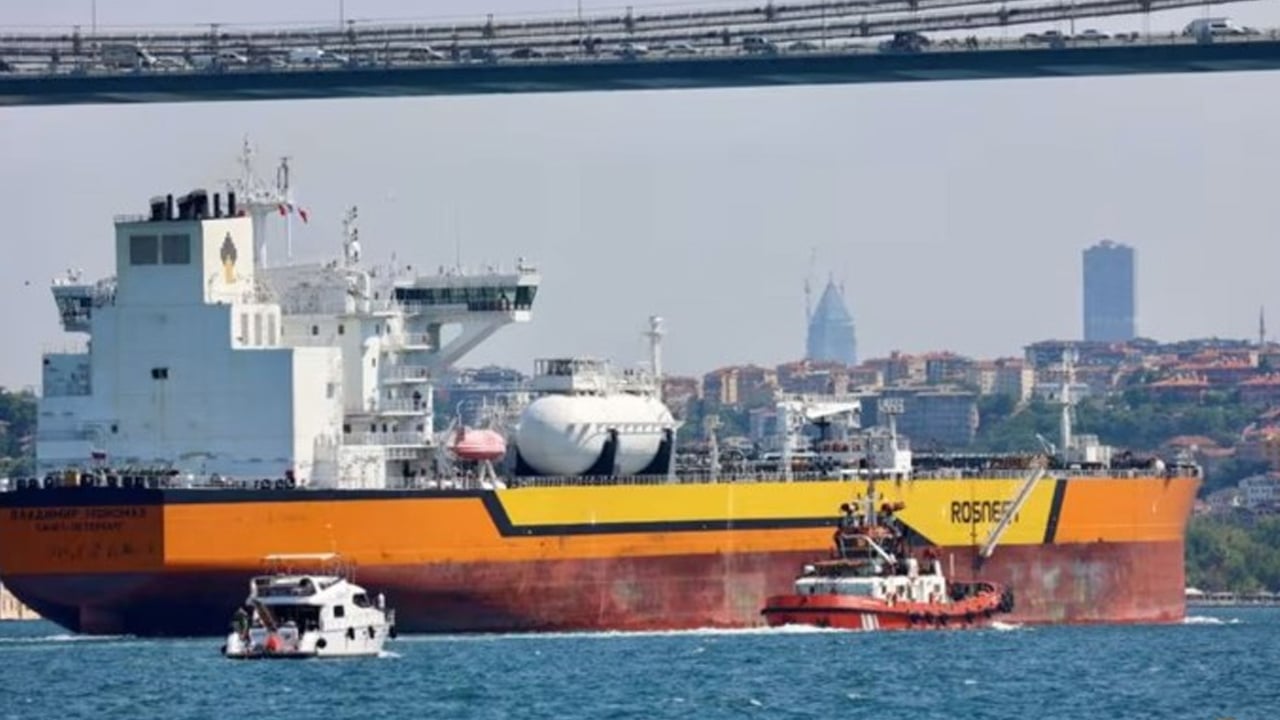 যুদ্ধের মধ্যে রুশ তেল কিনতে কাড়াকাড়ি