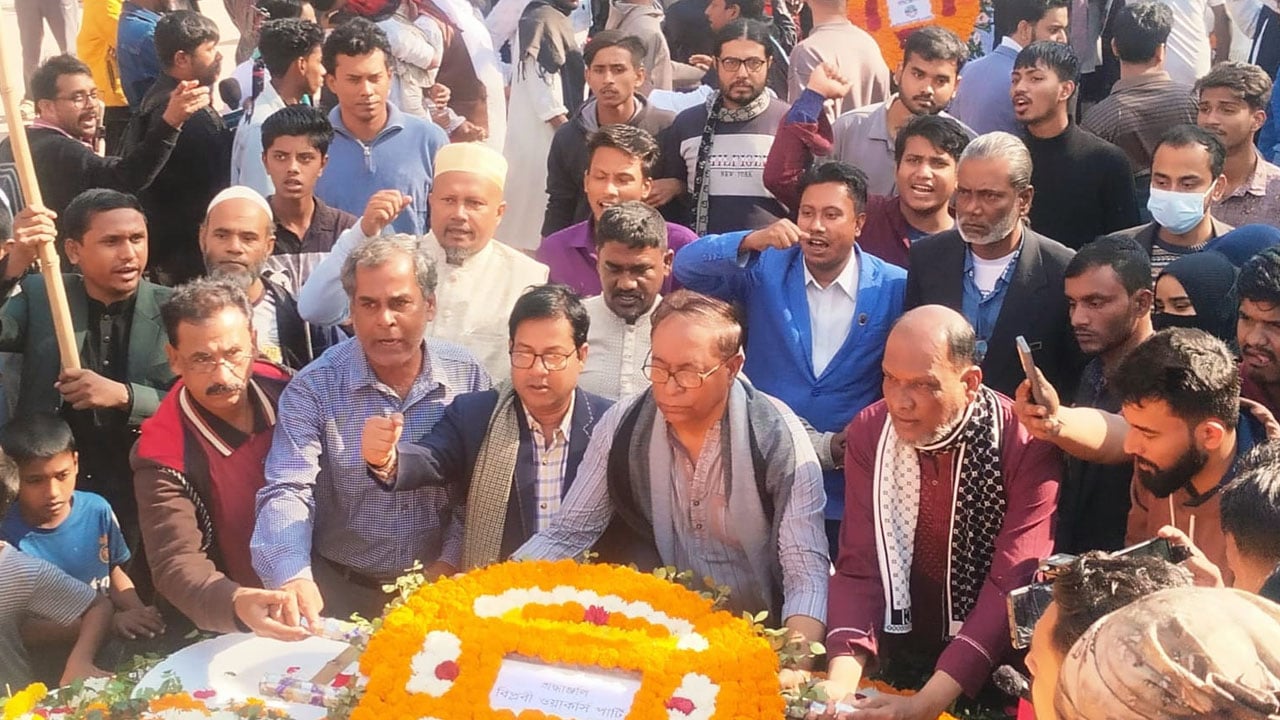 দেশকে মুক্তিযুদ্ধের বিপরীত ধারায় ঠেলে দেওয়ার চেষ্টা চলছে: সাইফুল হক