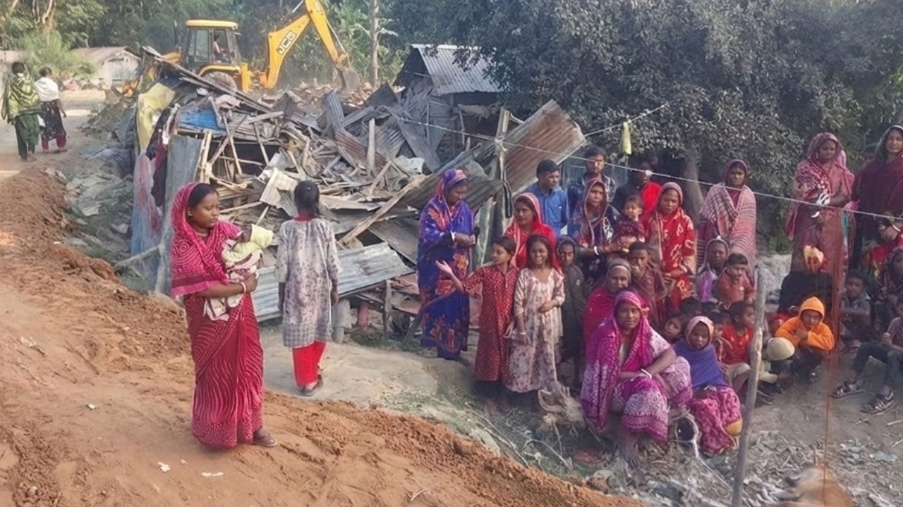 সমুদ্র খেয়েছে ভিটেমাটি, উন্নয়ন কেড়ে নিল মাথা গোঁজার ঠাঁই