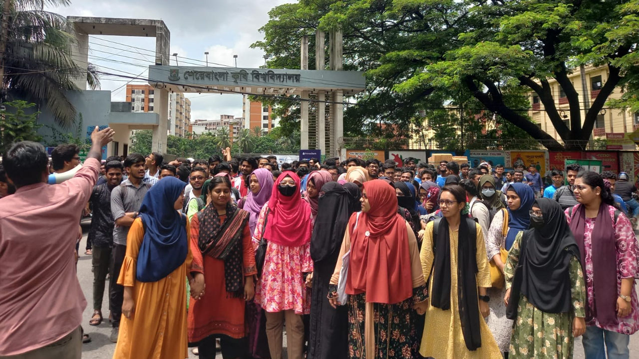 কৃষিবিদদের দাবি আদায়ে শেকৃবি শিক্ষার্থীদের ‘আগারগাঁও ব্লকেড’