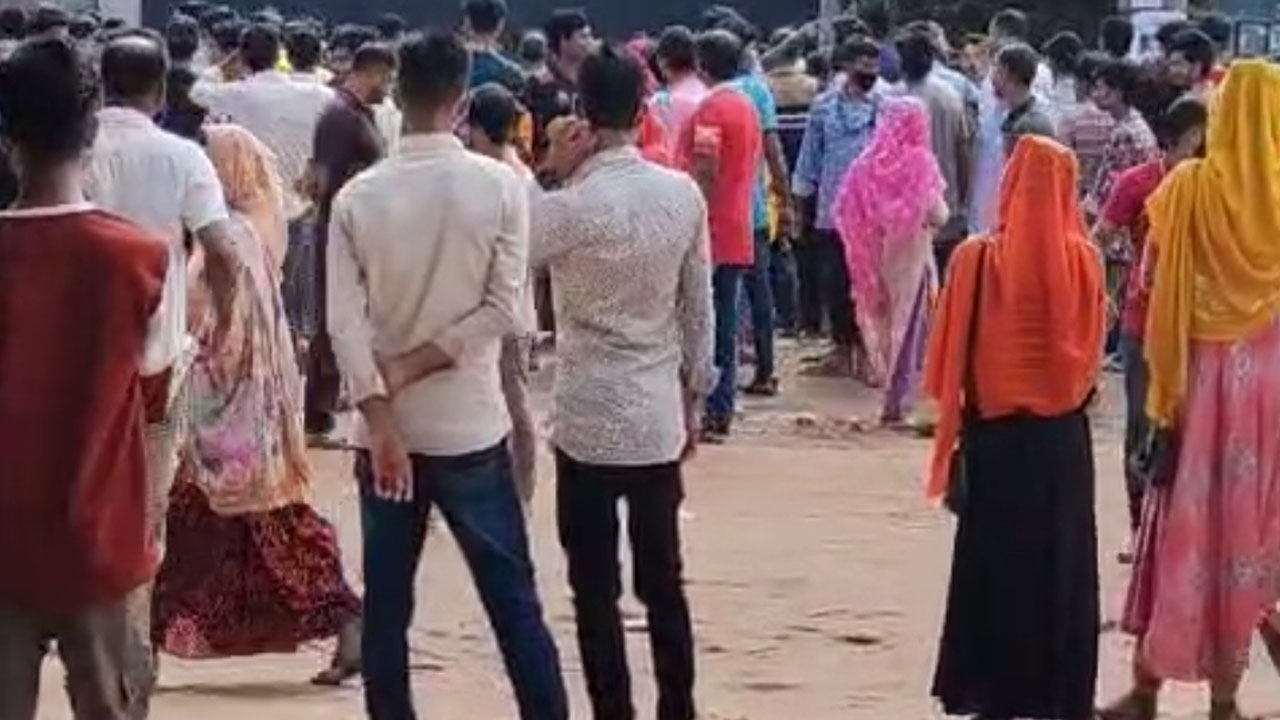 আশুলিয়ায় আন্দোলনের মুখে ১৫ কারখানায় ছুটি
