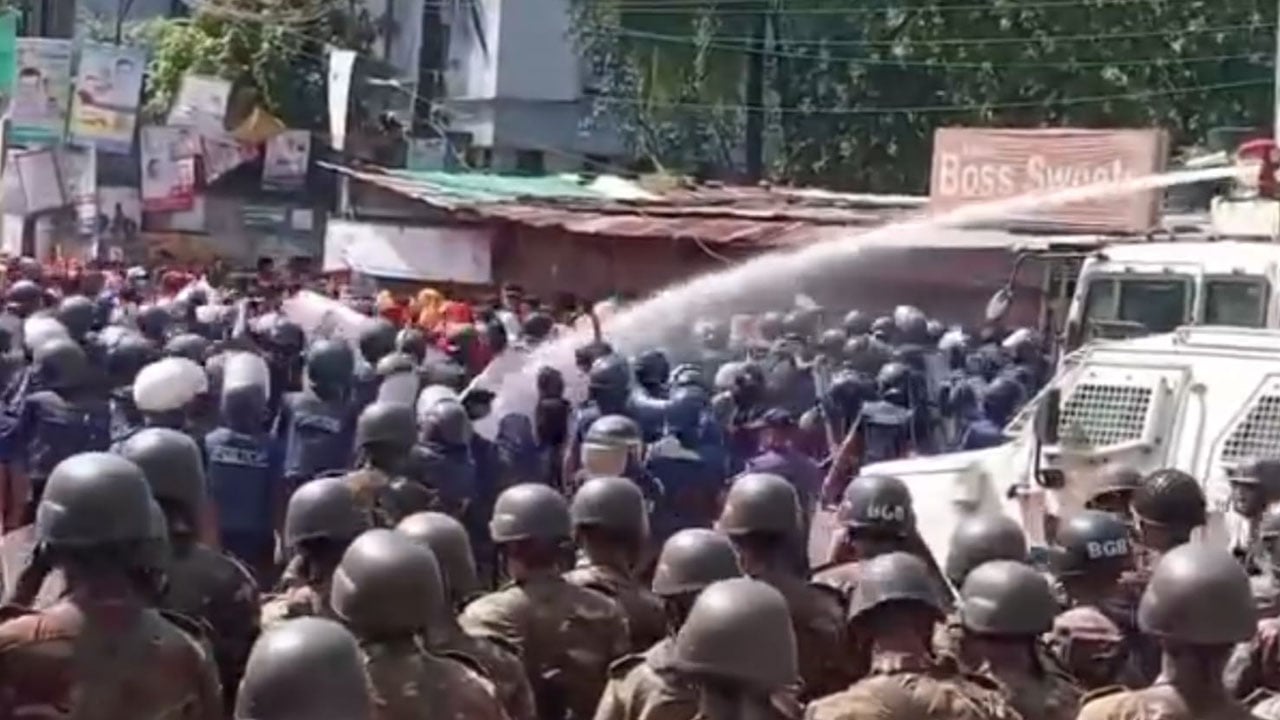 নাসা গ্রুপের ১৬ কারখানা বন্ধের প্রতিবাদে সড়ক অবরোধ