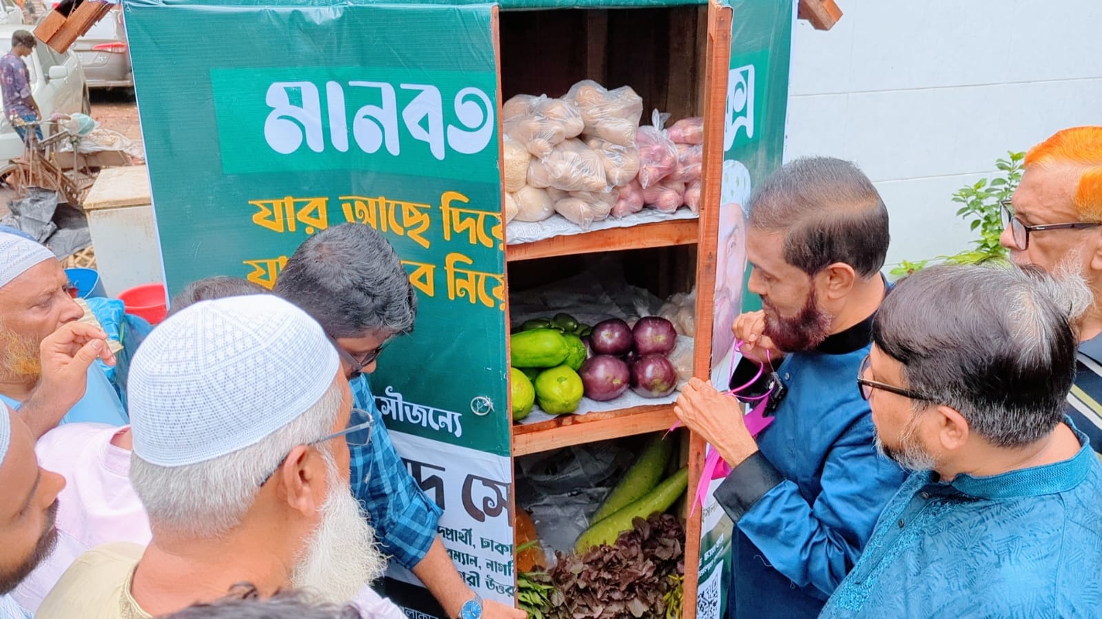 উত্তরায় ‘মানবতার বক্স’ উদ্বোধন করলেন সেলিম উদ্দিন