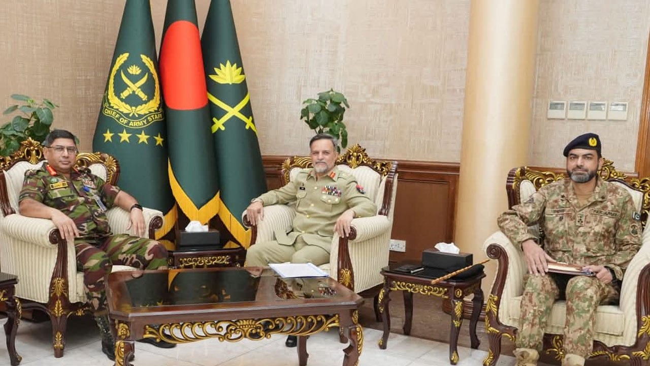 সেনাপ্রধানের সাথে পাকিস্তানের এইচআইটি চেয়ারম্যানের সাক্ষাৎ