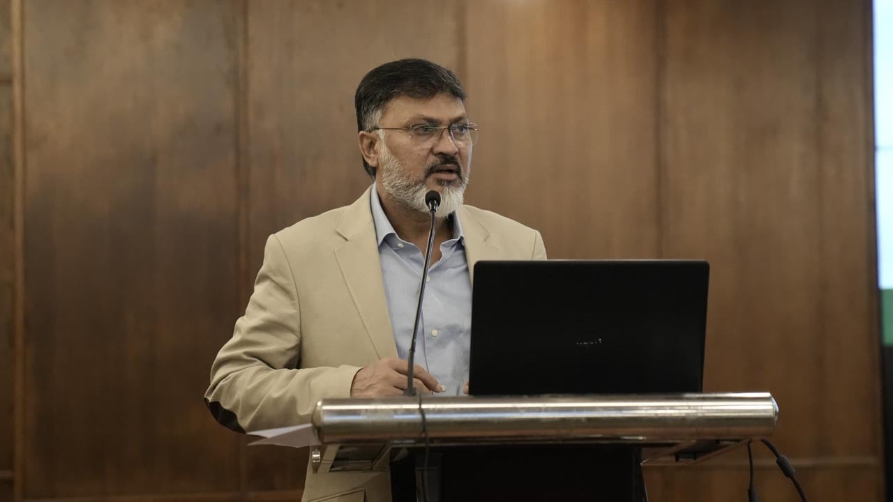 রাস্তায় হাঁটার সময় মানুষ যেন আমাদের ব্লেম দিতে না পারে