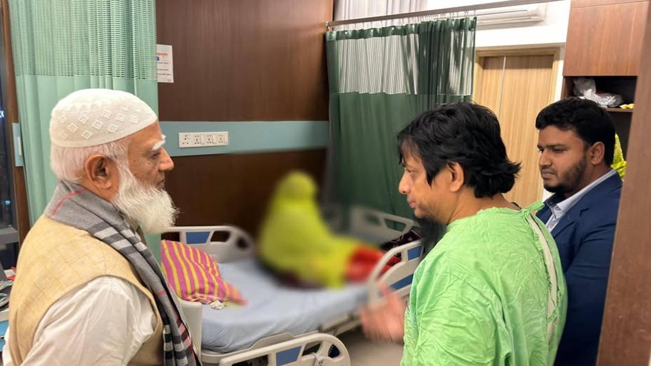 হাদির অসুস্থ মায়ের চিকিৎসার খোঁজ নিতে হাসপাতালে জামায়াত আমির
