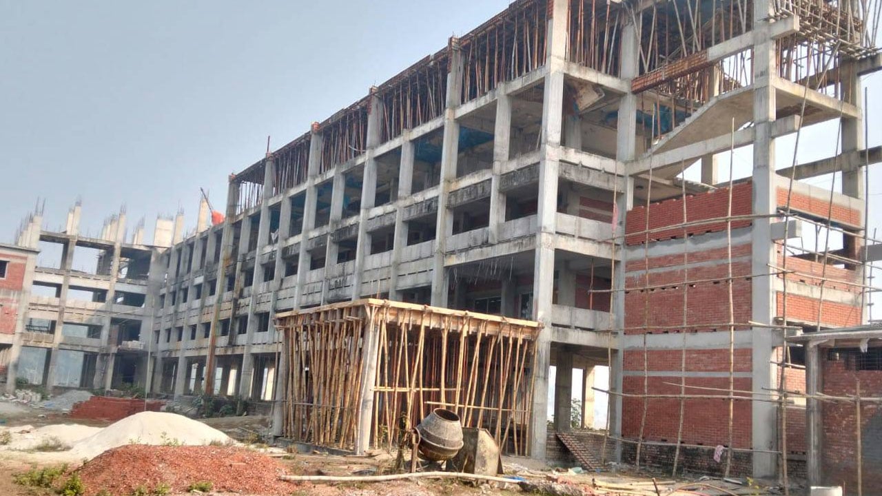 সাঘাটায় কলেজের নির্মাণকাজ ফেলে পালিয়েছেন ঠিকাদার