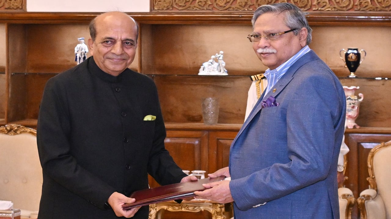 রাষ্ট্রপতির নিকট ভারতের নবনিযুক্ত হাইকমিশনারের পরিচয়পত্র পেশ