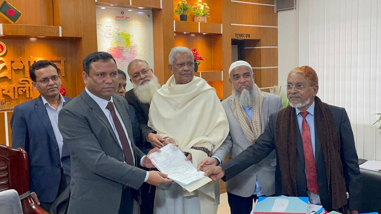 নোয়াখালী- ৪ আসনে বিএনপির প্রার্থী মো. শাহজাহানের মনোনয়নপত্র দাখিল