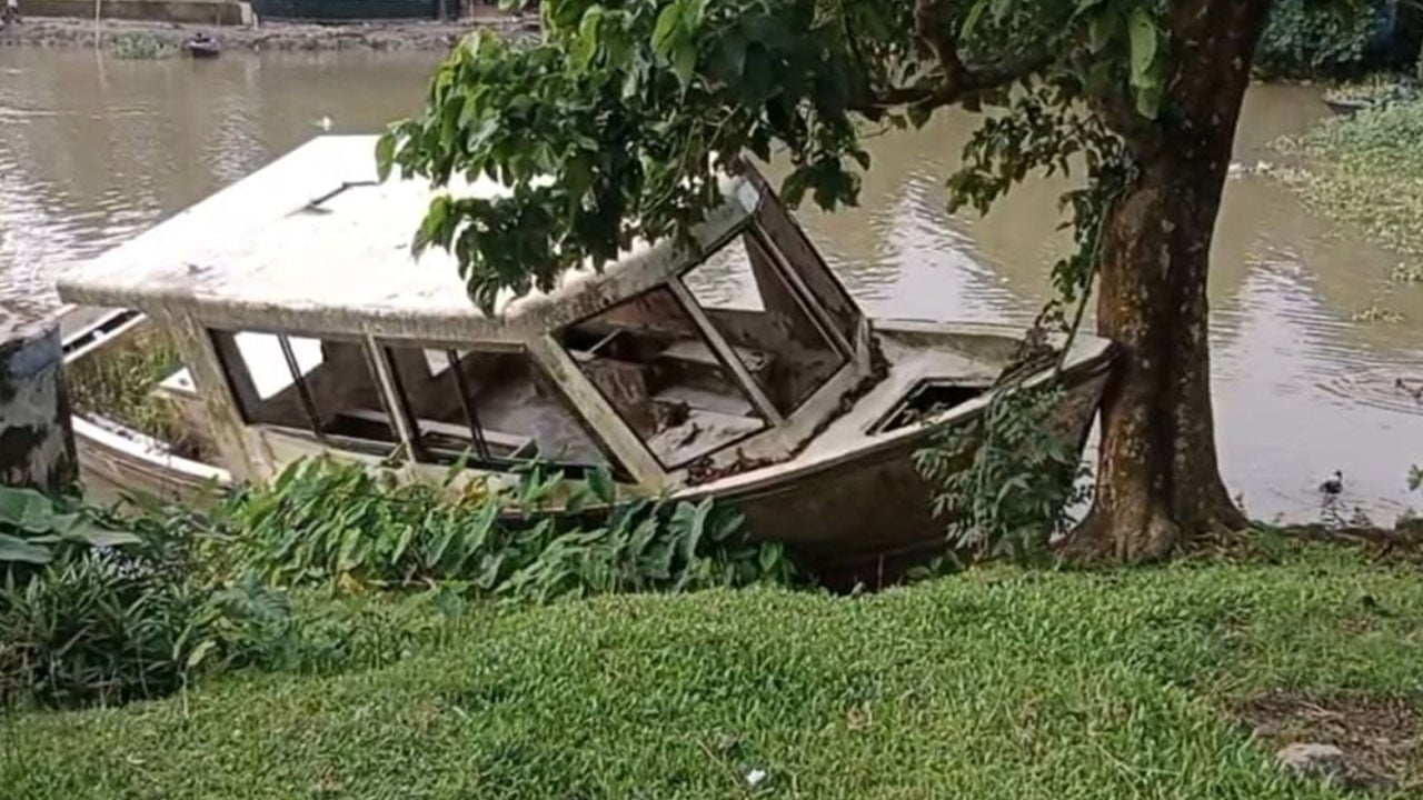 দিনের পর দিন অলস পড়ে ৬০ লাখের নৌ অ্যাম্বুলেন্স এখন অকেজো